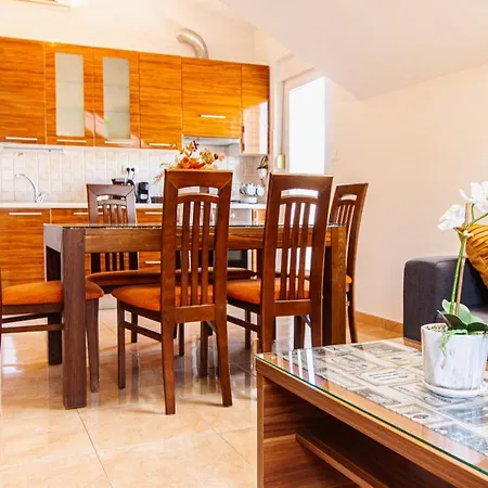 Spacious Sea View Near Marjan & Apartman