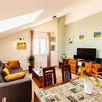 Spacious Sea View Near Marjan & Apartman