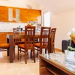 Spacious Sea View Near Marjan & Apartman