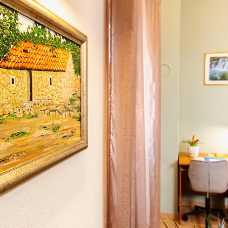 Spacious Sea View Near Marjan & Apartman